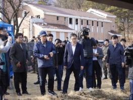 포천 오폭사고 현장 다시 찾은 김동연 경기도지사 “피해주민에 재난위로금, 일상회복지원금 지급할 것” 기사 이미지