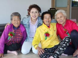 “어르신, 감사합니다”, 논산시, 어버이날 맞아  존경과 사랑의 카네이션 전해 기사 이미지