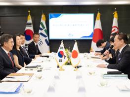 김동연 경기도지사, 구로이와 유지 일본 가나가와현 지사와 친선결연 35주년 기념 ‘교류협력심화’ 공동선언 기사 이미지