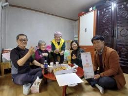 아산시 영인면, 어르신 가정 방문 생신잔치로 돌봄문화 확산 기사 이미지